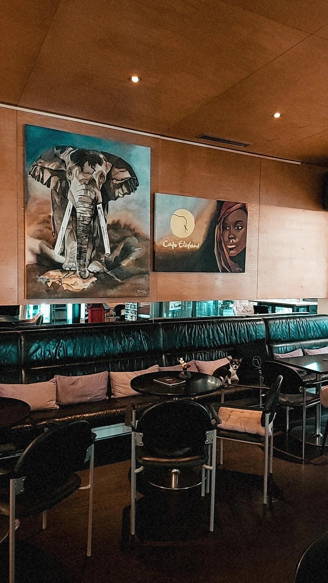 Lounge mit Elefanten-Gemälde im Cafe Elefant