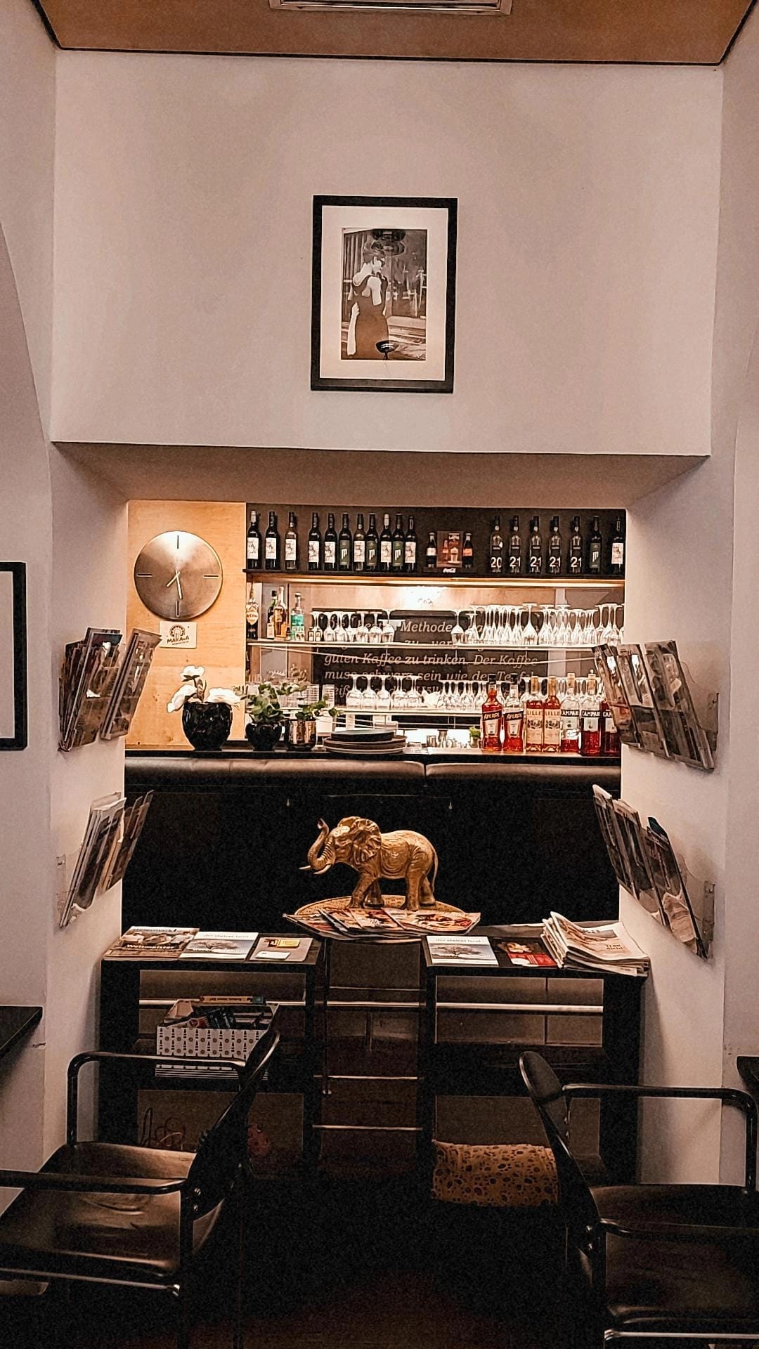 Der Bar-Bereich im Cafe Elefant mit goldenem Elefanten